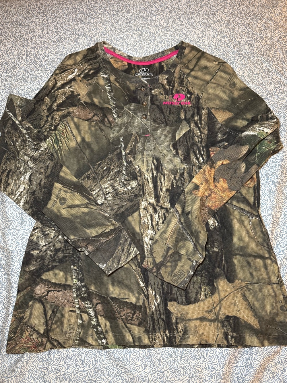 Mossy oak long sleeved tee with pink detail